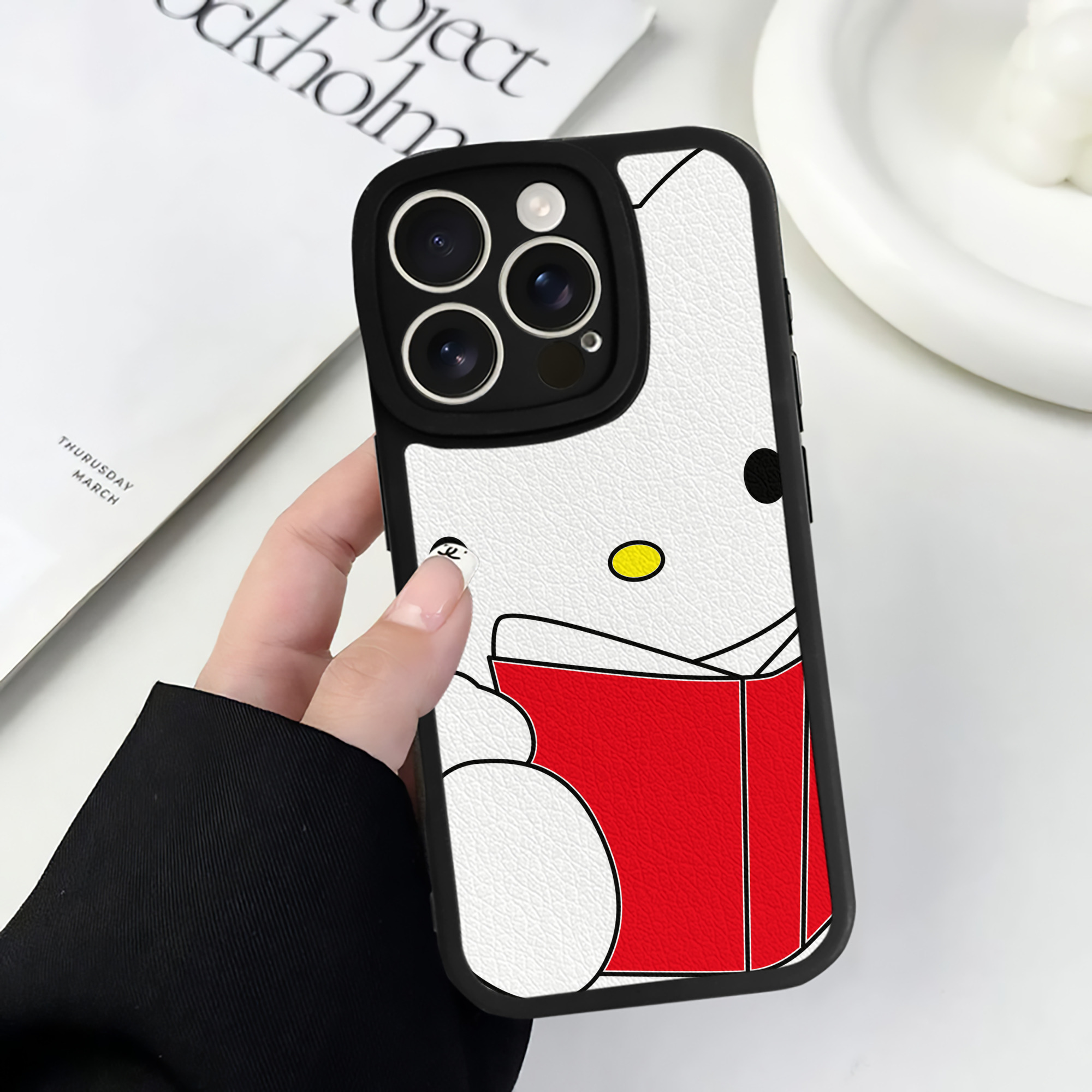 （画像用） Hello Kitty ハローキティ 【iPhone 16シリーズ対応】シリコンスマホケース（レザー調） 材質：シリコン